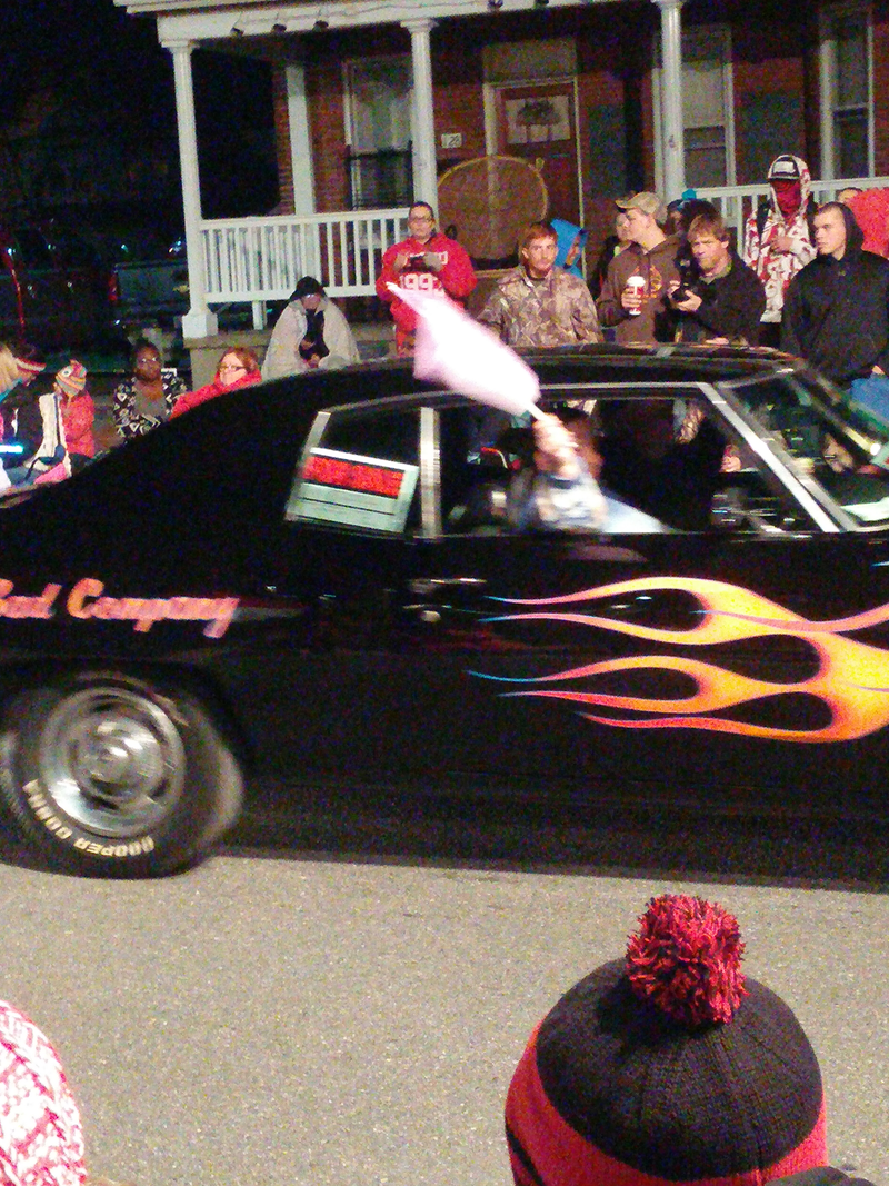 Illustration for article titled Halloween Parade Car Show Photodump